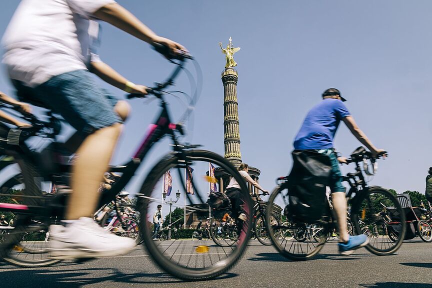 Die Sternfahrt des ADFC Berlin passiert den Großen Stern